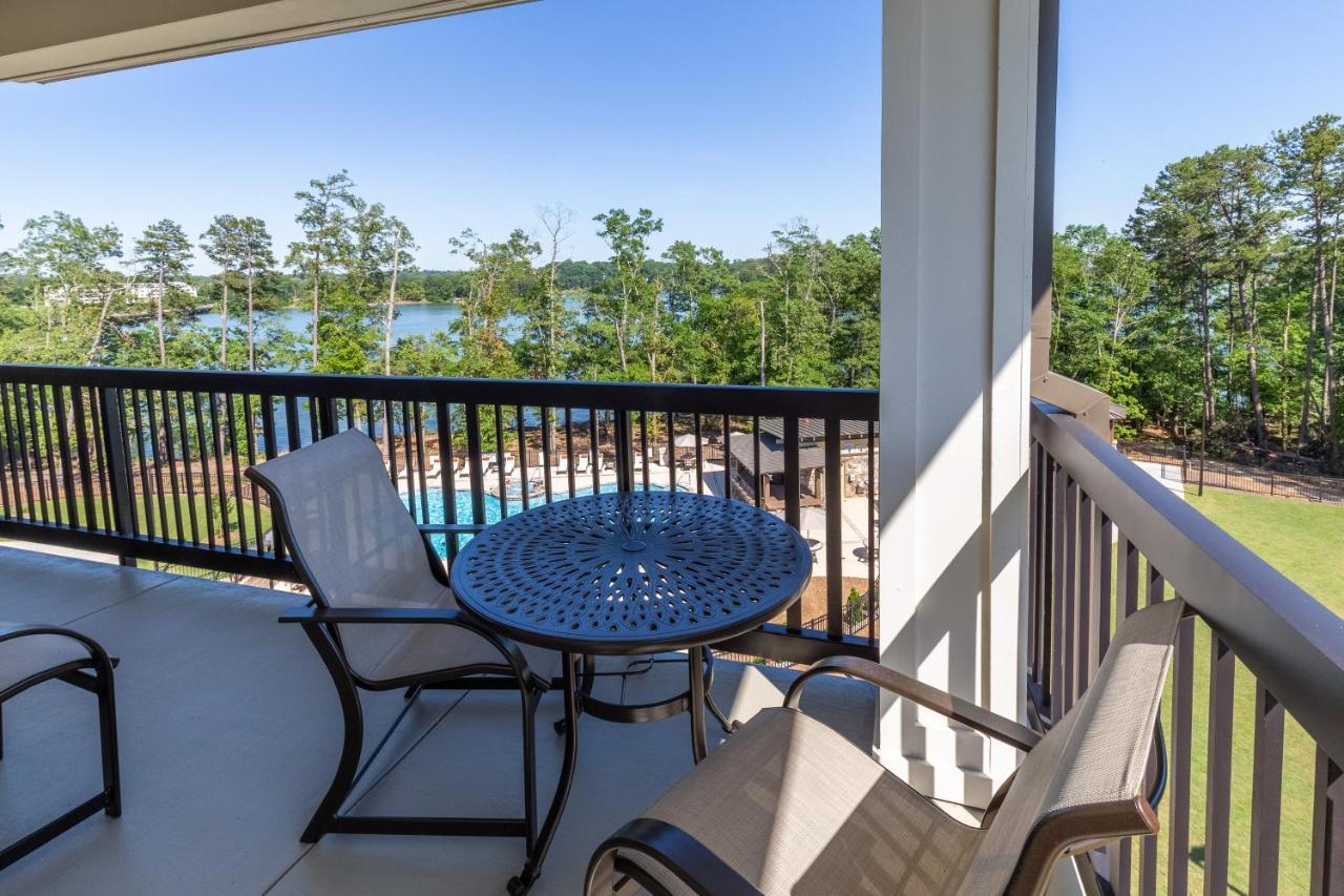 1 Bedroom Suites Kitchen Lakeside View King Bed