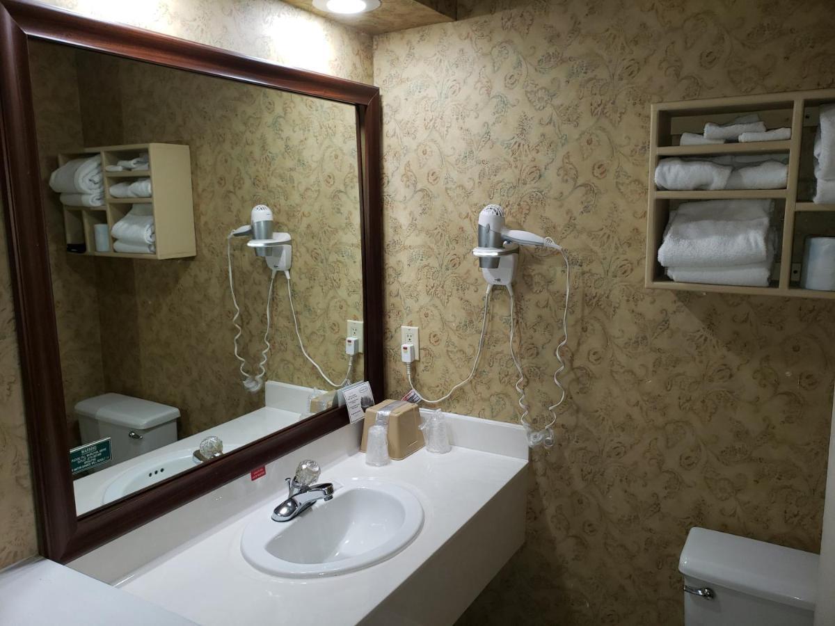 Deluxe Suite Spa Bath