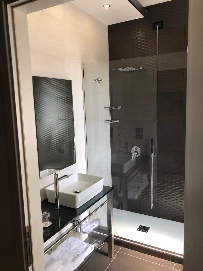 Klassisches Vierbettzimmer mit Balkon