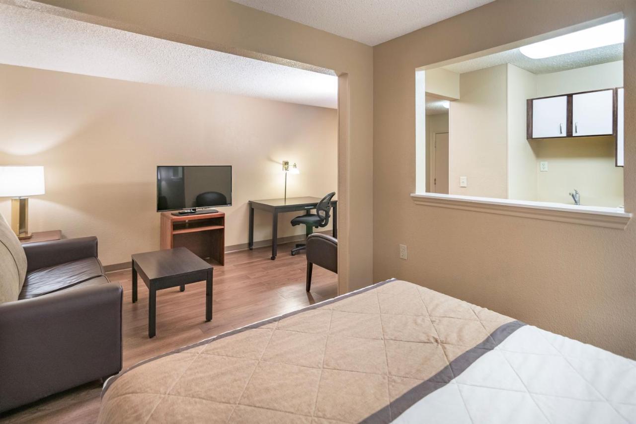 Deluxe Studio 1 Queen Bed Non-Smoking