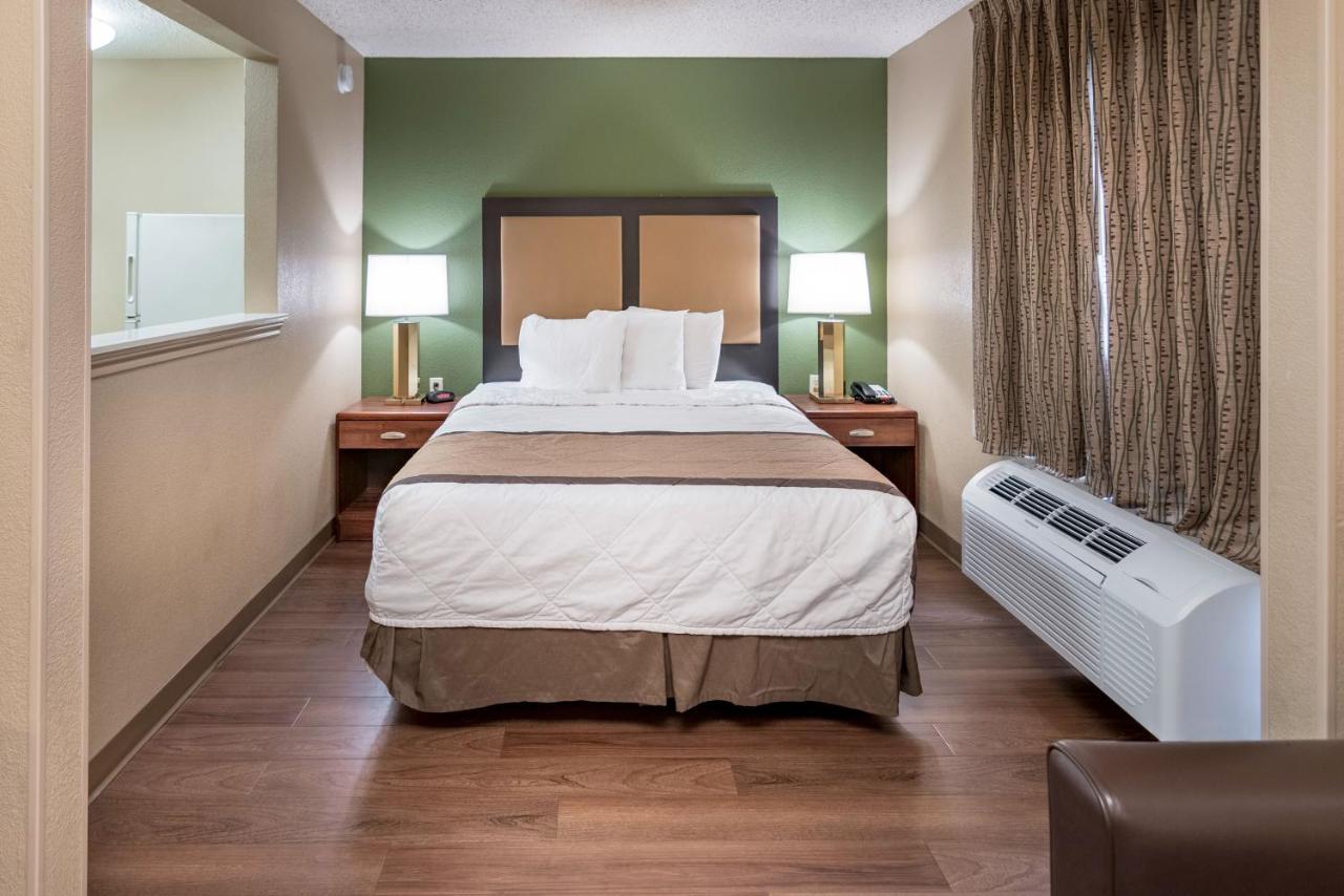 Deluxe Studio 1 Queen Bed Non-Smoking