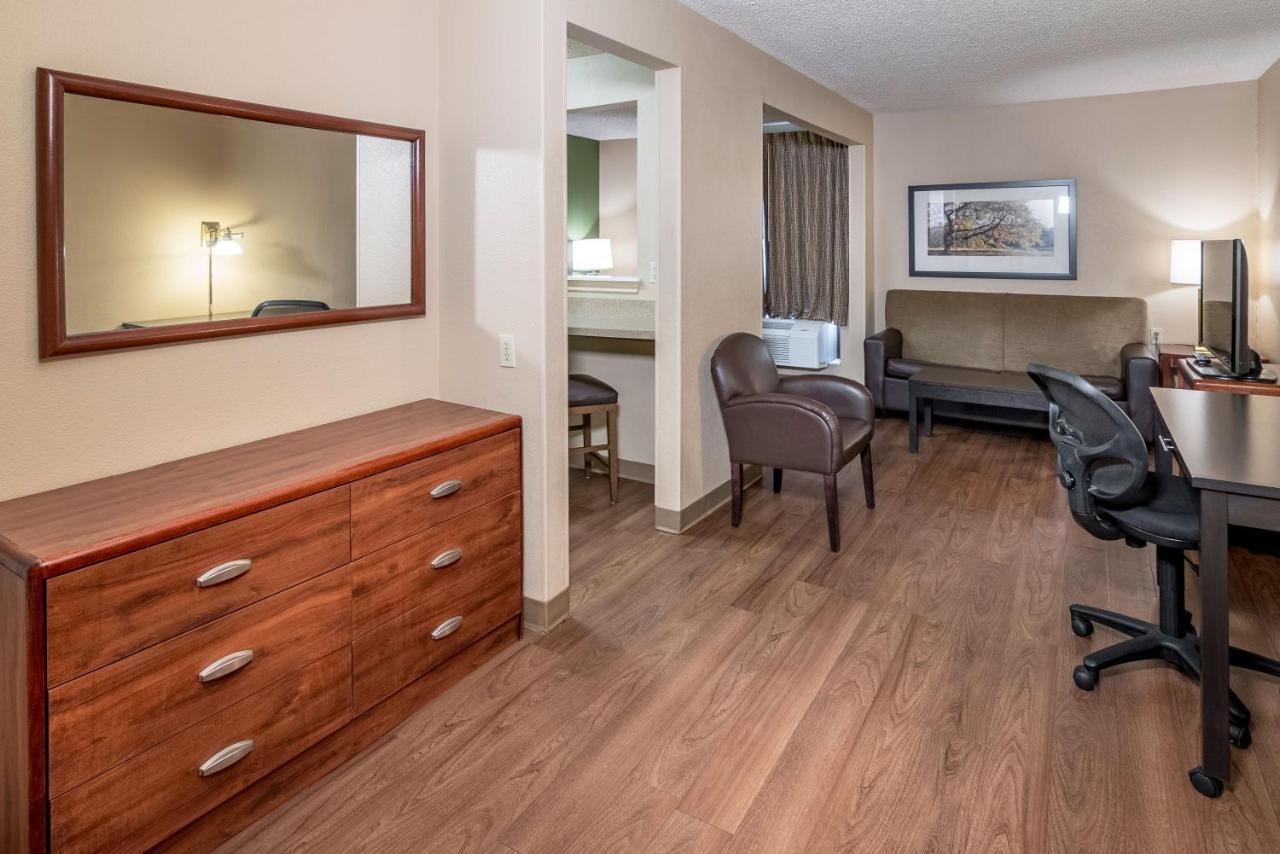 Deluxe Studio 1 Queen Bed Non-Smoking