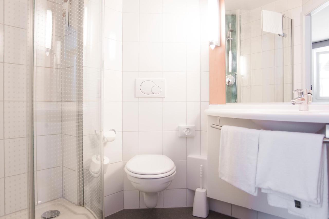 Accessible Room with 1 Queen Bed