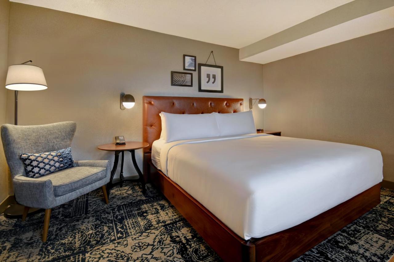 King Room with Adapted Tub - Mobility and Hearing Accessible