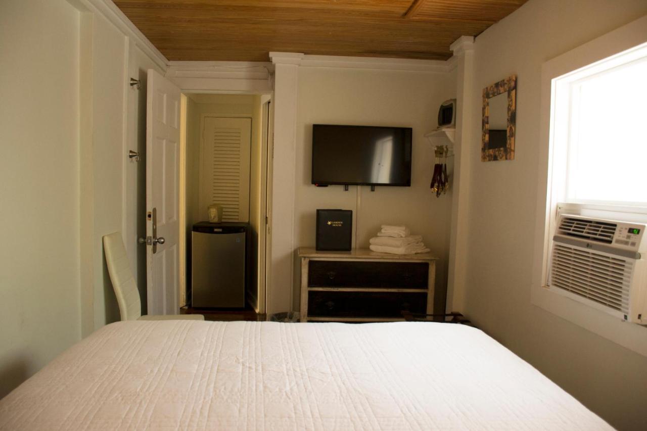 Tiny Queen Room