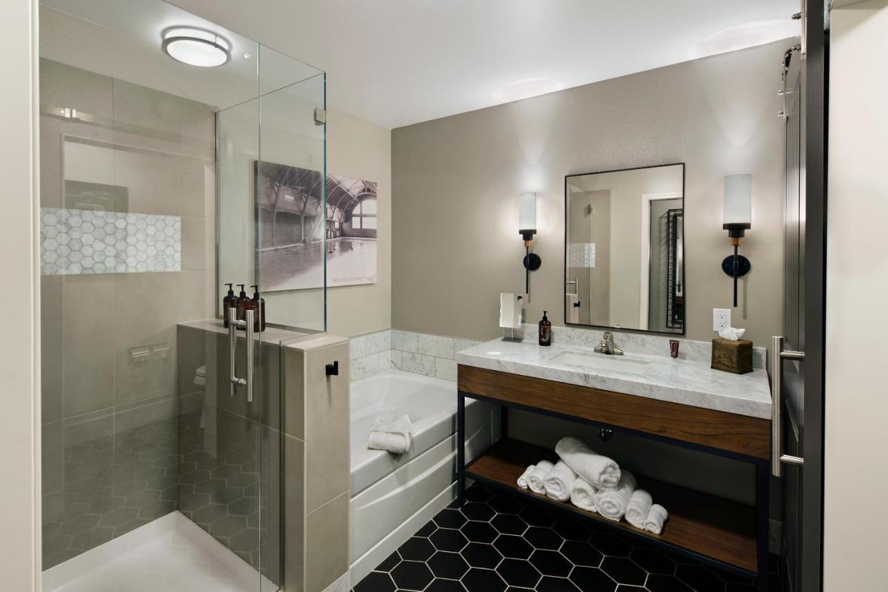 2 Queen Suite