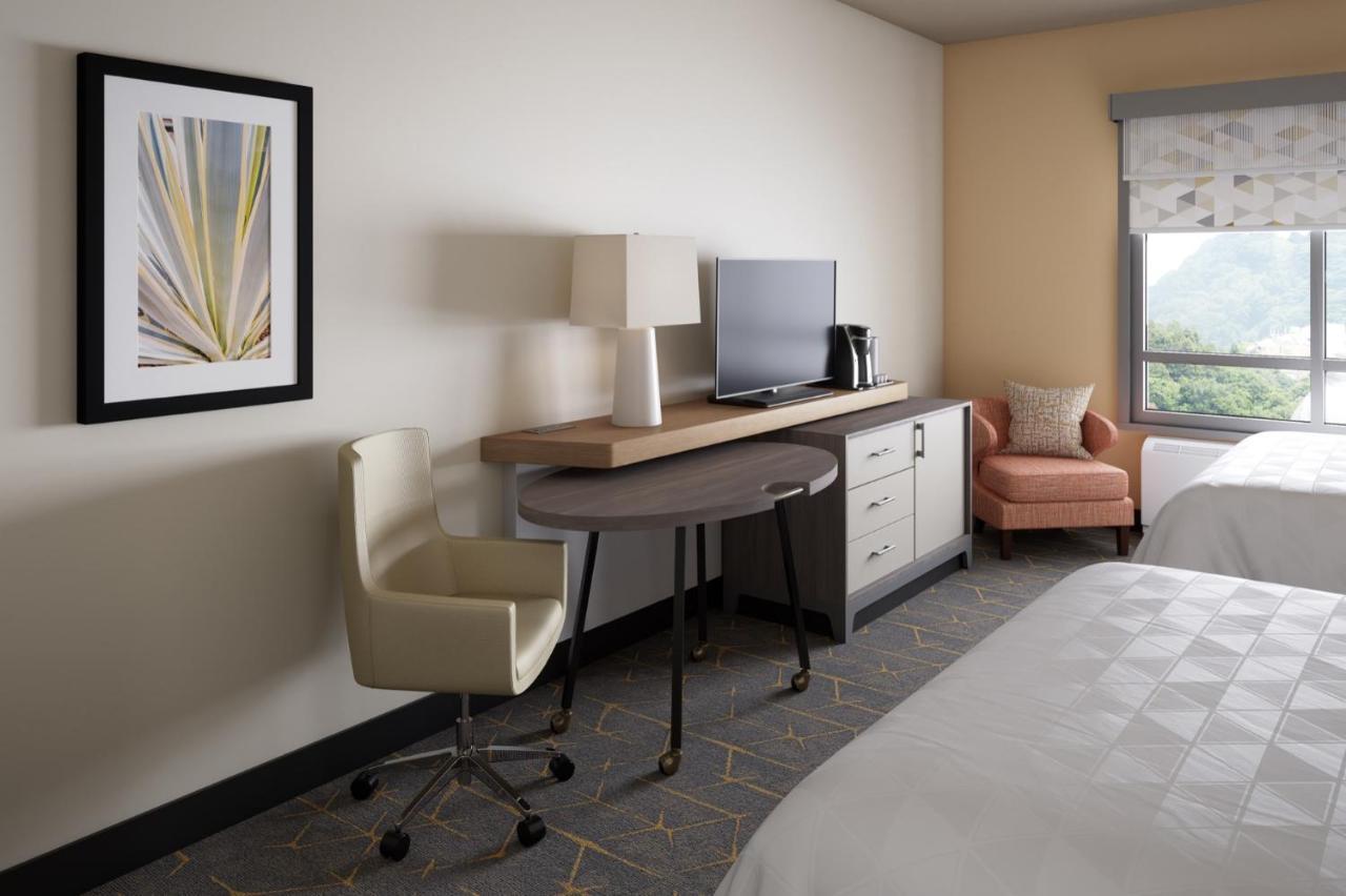 Standard King Room with River View