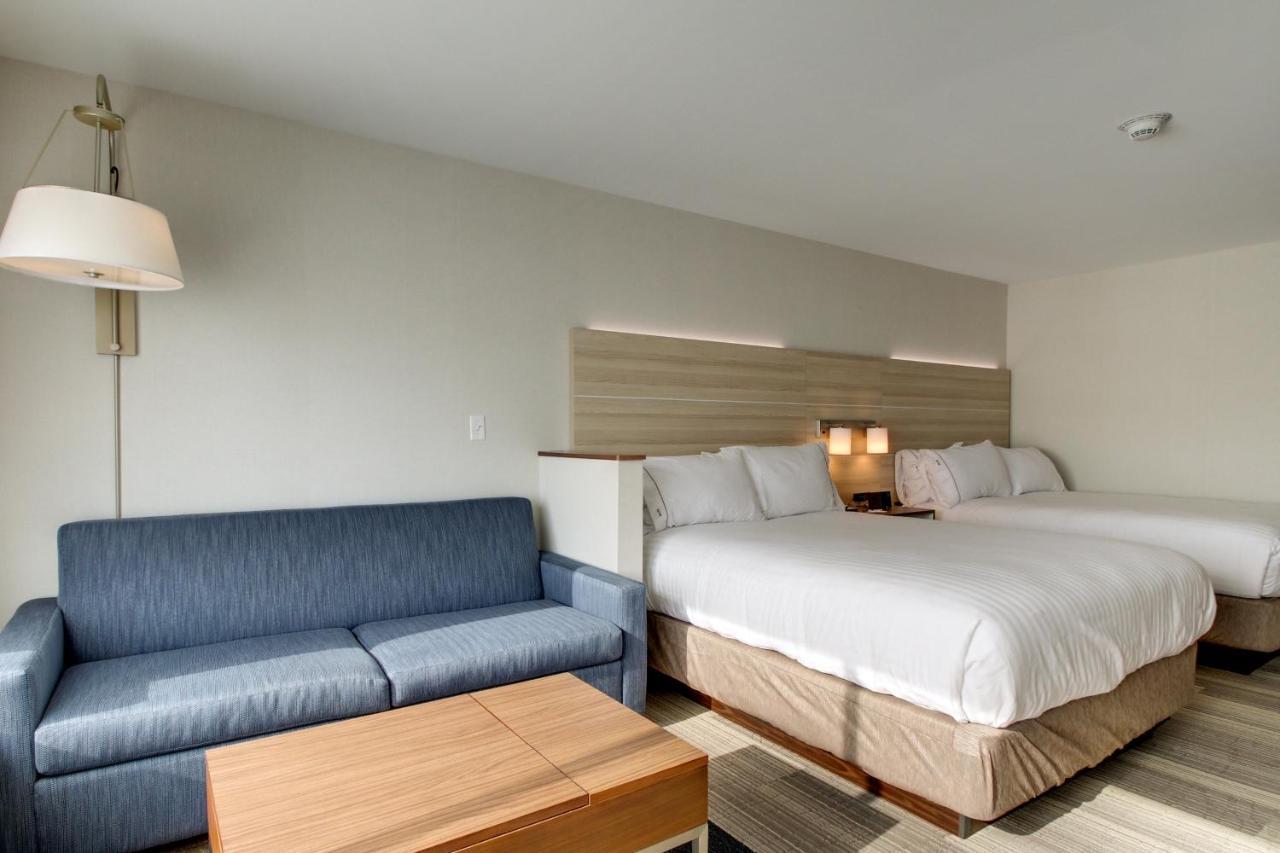 Queen Suite Two Queen Beds