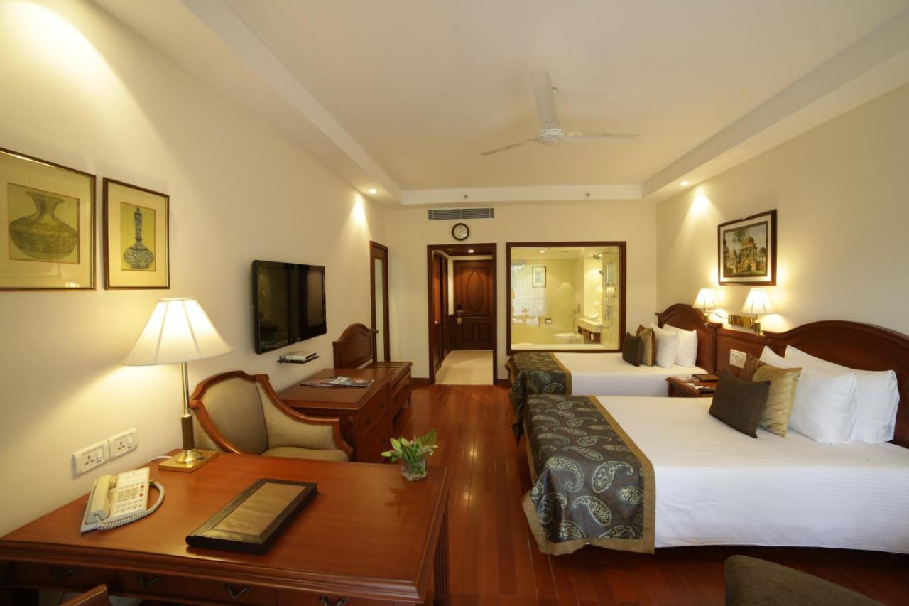Deluxe Double or Twin Room on food beverages | on spa salon services