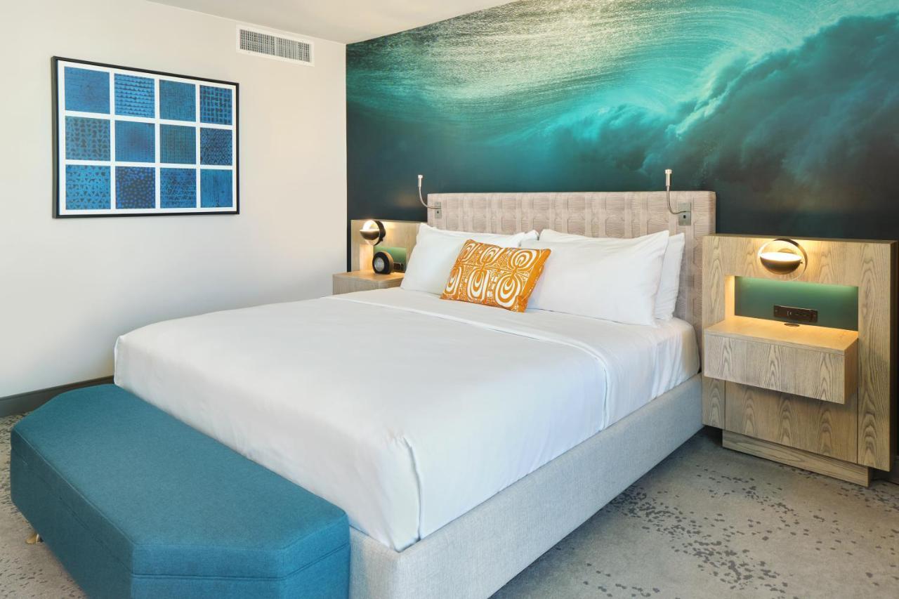 Accessible Waikiki View 1 King Bed