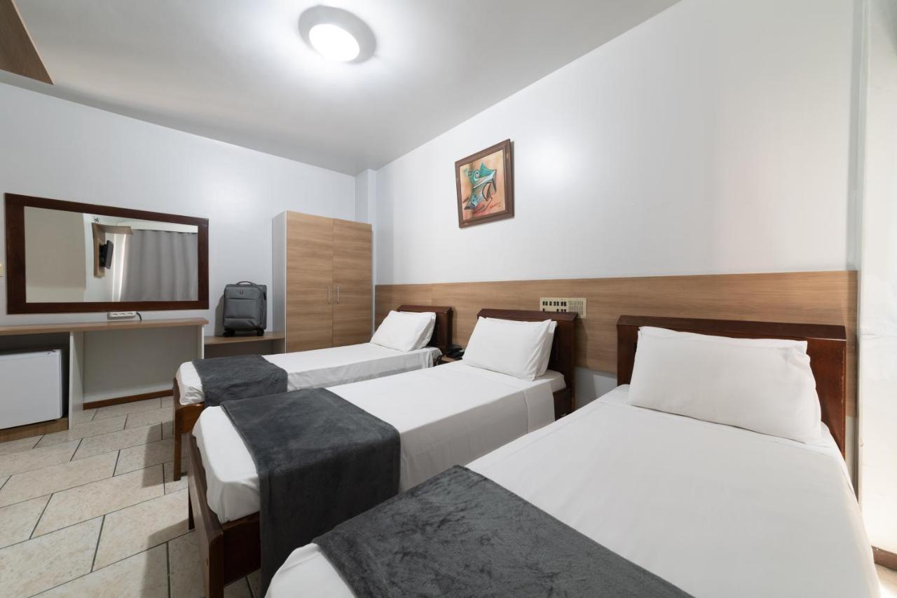 Quarto Triplo Standard com 3 Camas de Solteiro