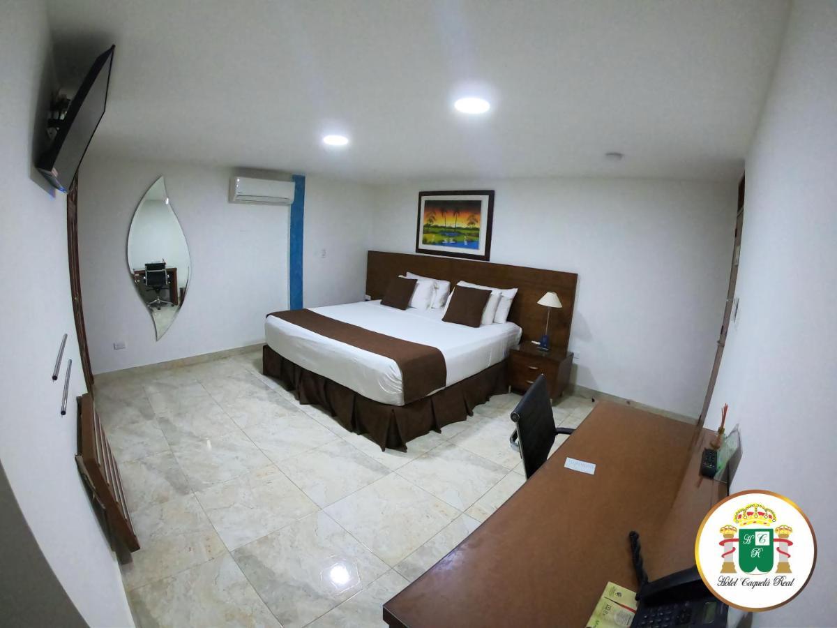 Habitación con cama extragrande.