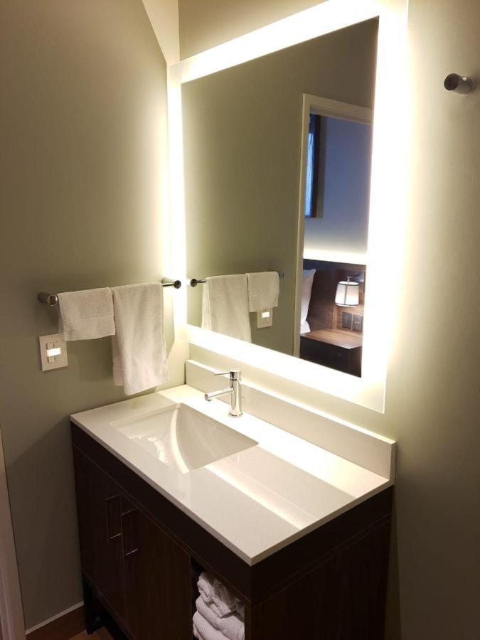 King Room Disability Access Tub or Non-Smoking