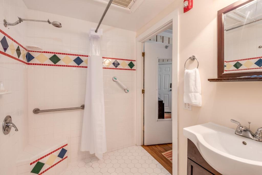 Deluxe Queen Suite