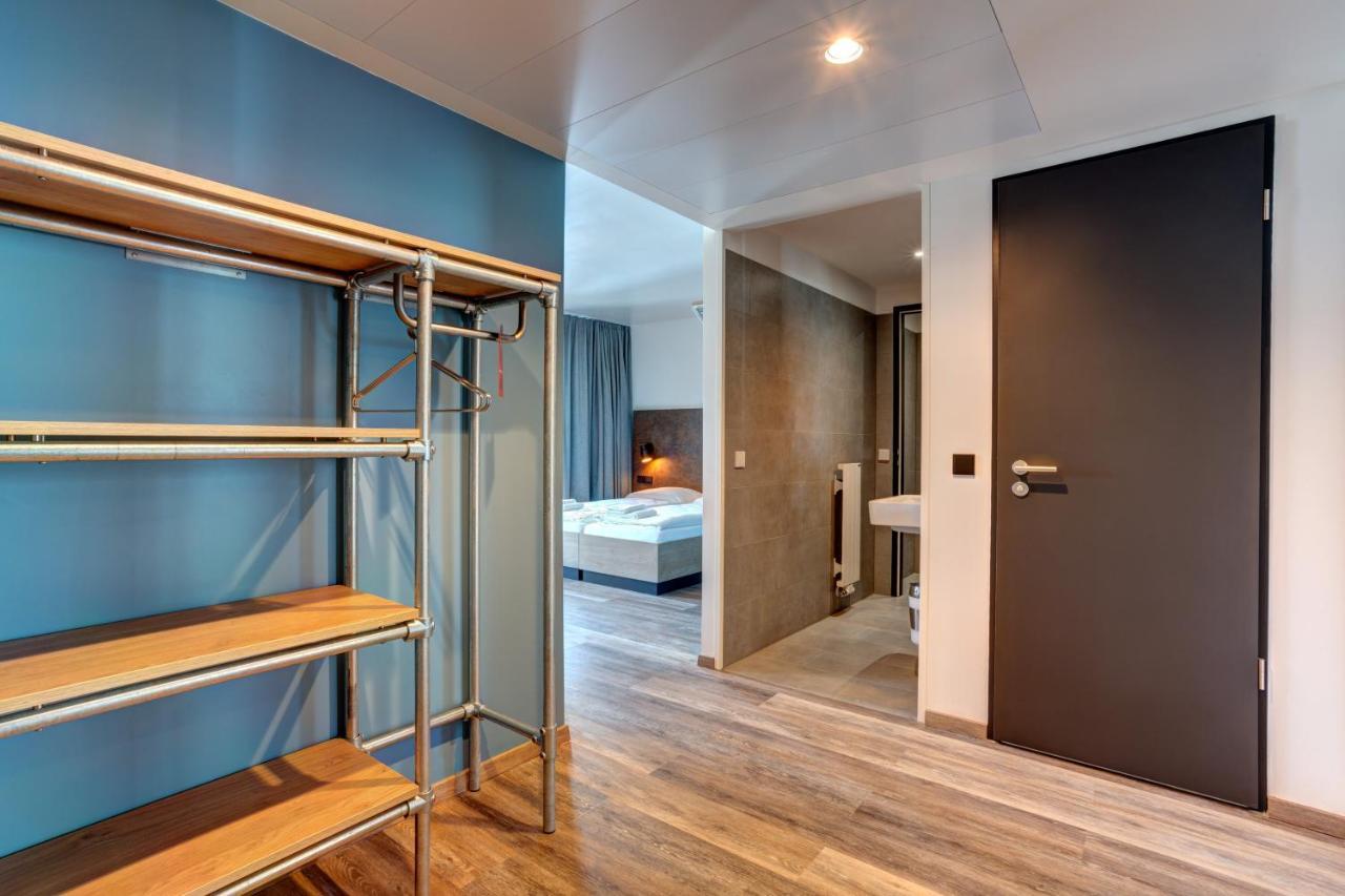 6-Bed Room
