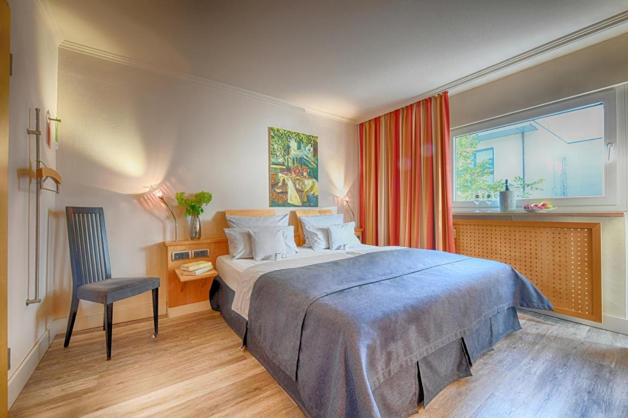 Zimmer mit Kingsize-Bett