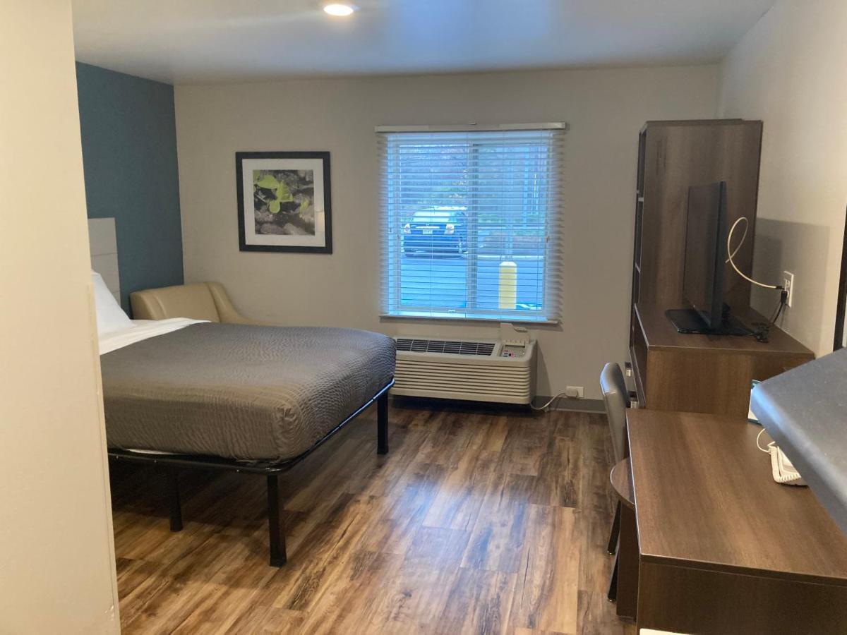 Queen Room Roll Shower Disability Access or Non-Smoking