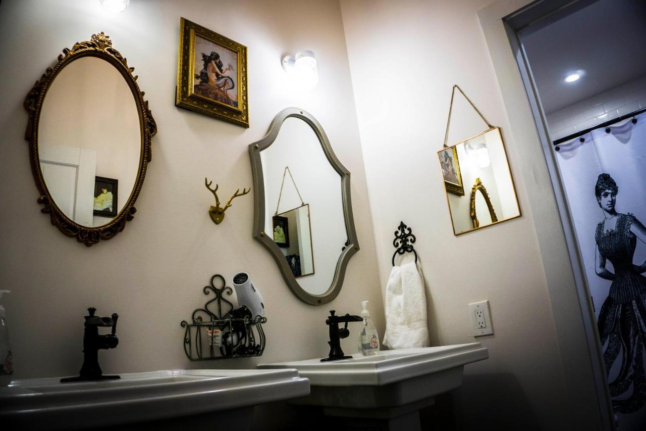 Deluxe Queen Suite