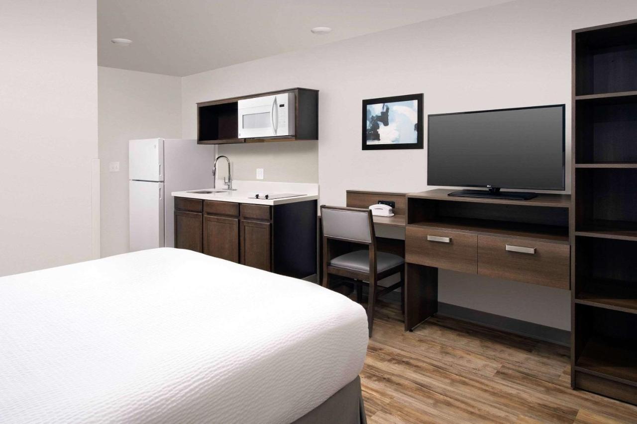 Queen Room  with Roll-In Shower - Disability Access/Non-Smoking