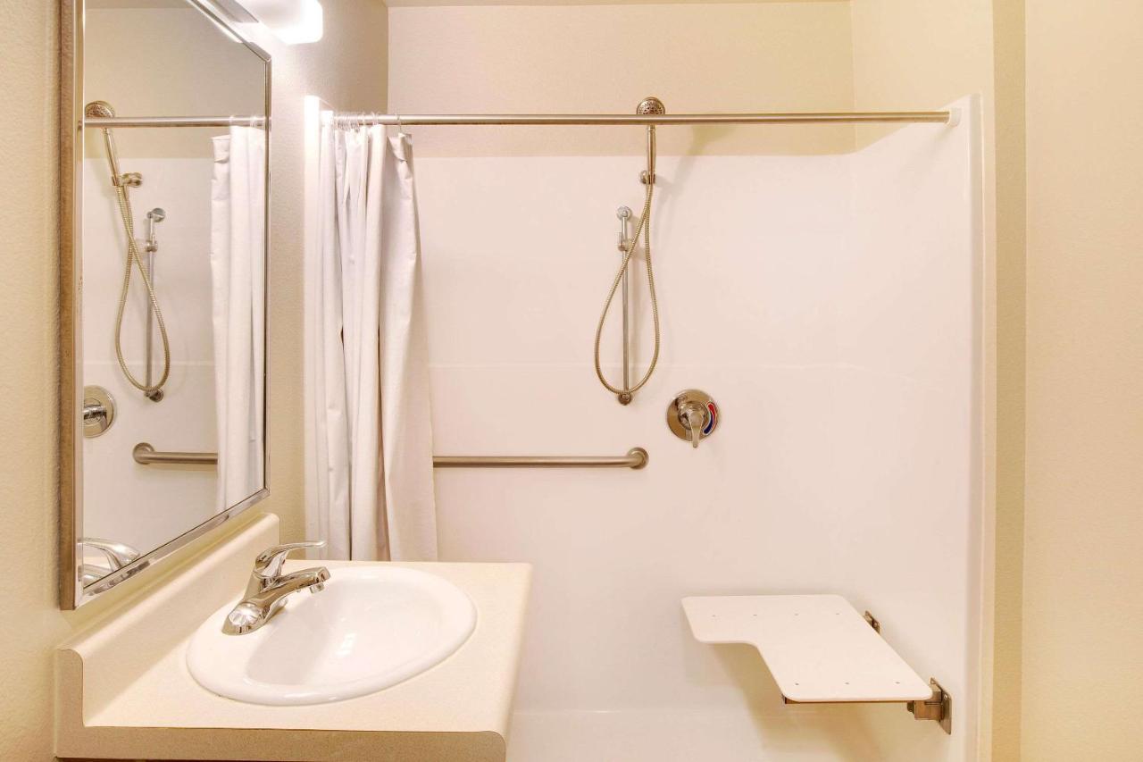 Queen Room Roll Shower Disability Access or Non-Smoking,1037828038:JPEG