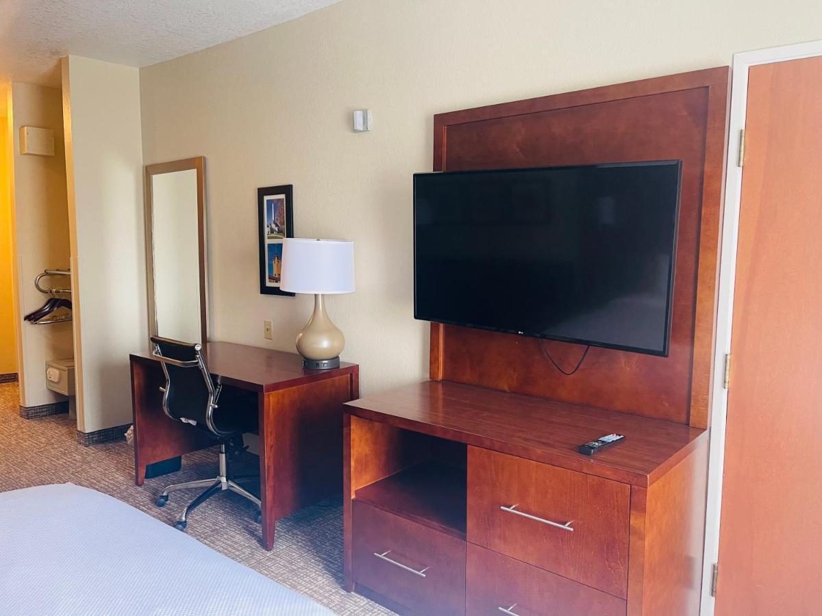 Standard King Room - Non-Smoking