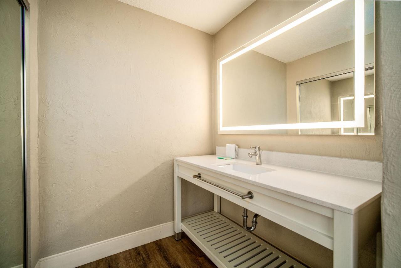 Efficiency with Oceanfront View - North Tower