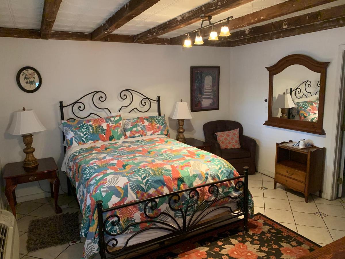 Standard Queen Room