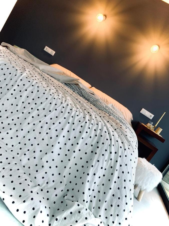 Suite con bañera de hidromasaje y cama grande
