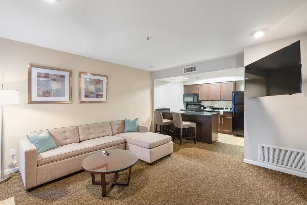 One Bedroom with 2 Full Beds - Full Kitchen