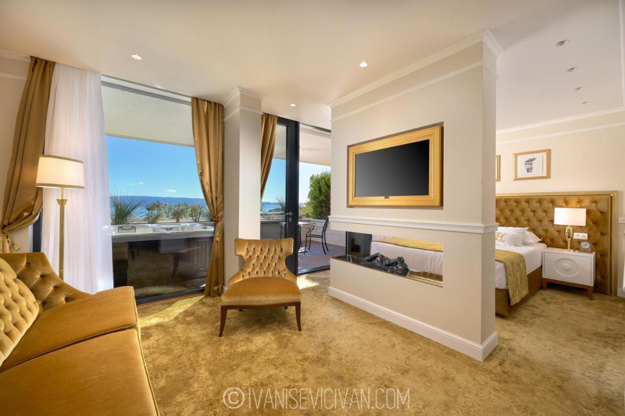 Deluxe Suite Sea Front Outdoor Jacuzzi