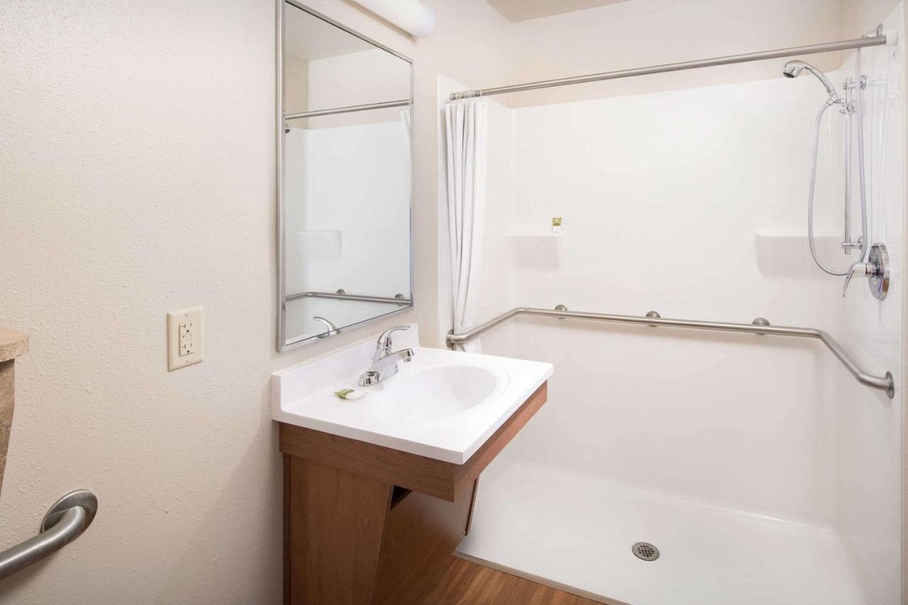 Queen Room  with Roll-In Shower - Disability Access/Non-Smoking