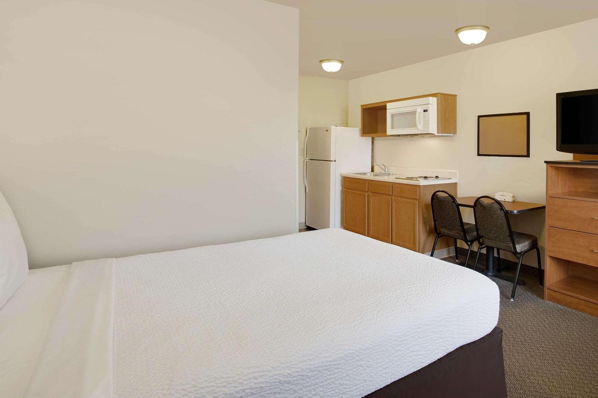 Queen Room Roll Shower Disability Access or Non-Smoking