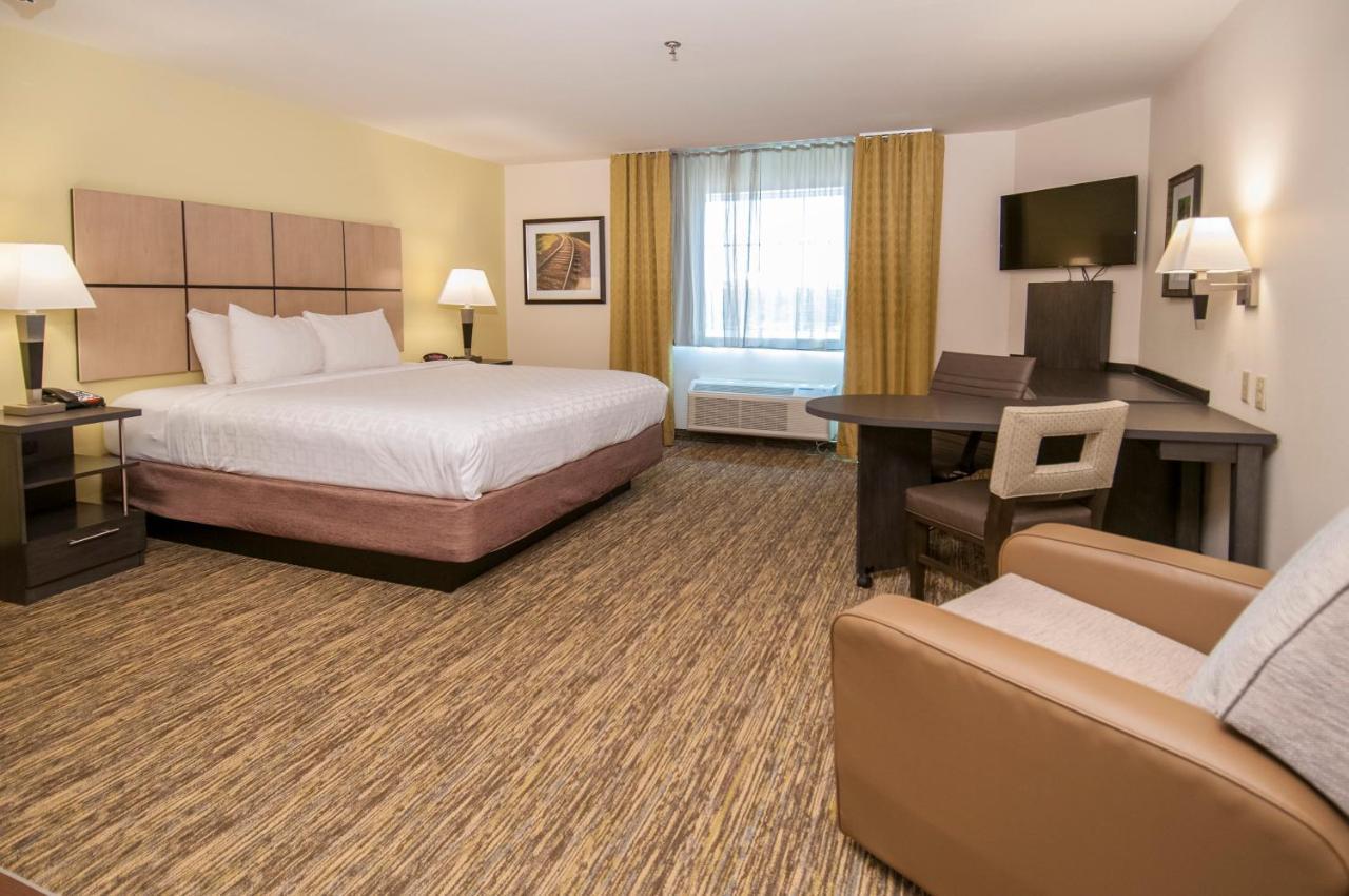 Studio King Suite with Roll In Shower - Mobility Accessible