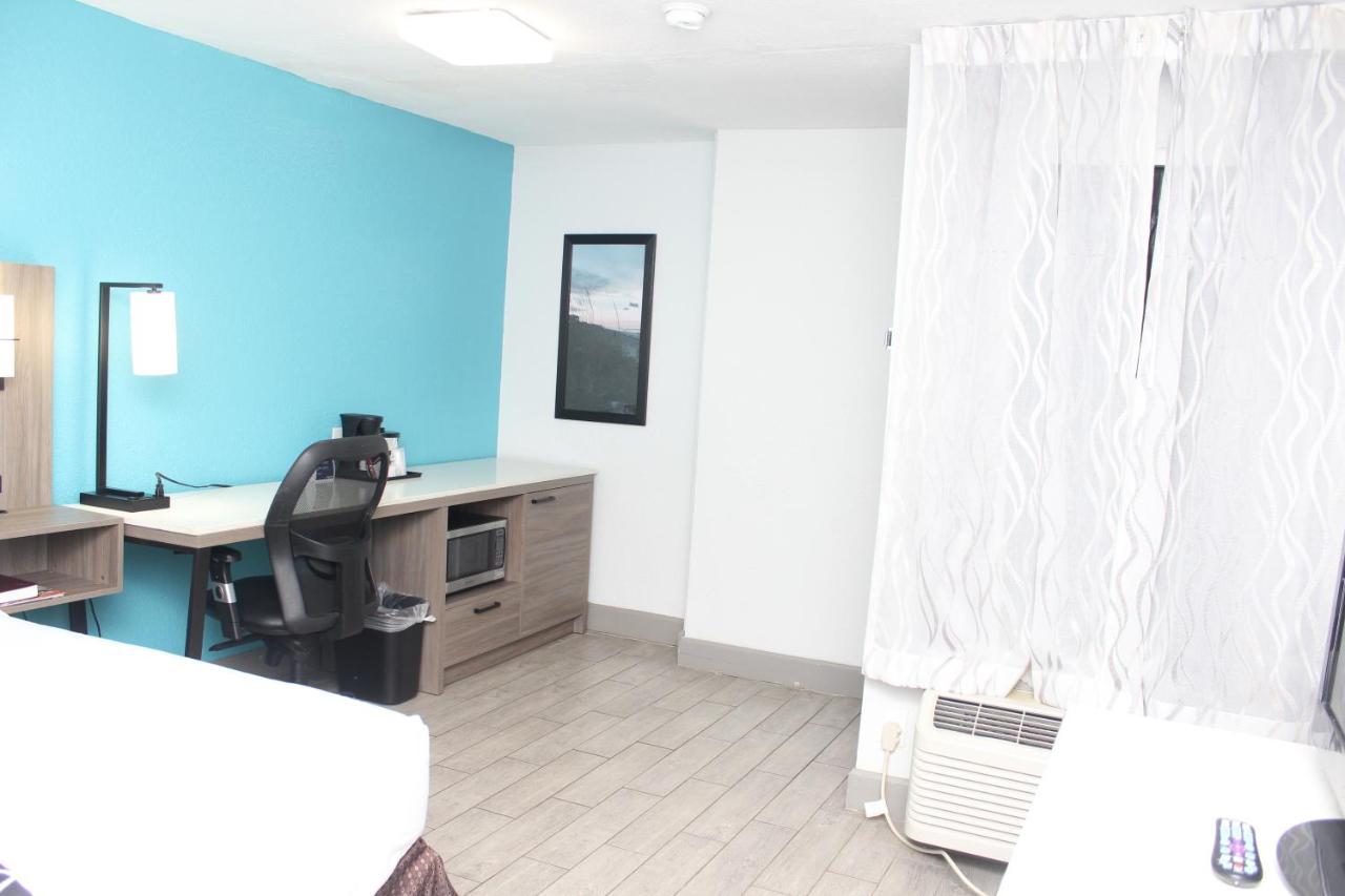 Split Room Two Queen Beds City View Non-Smoking