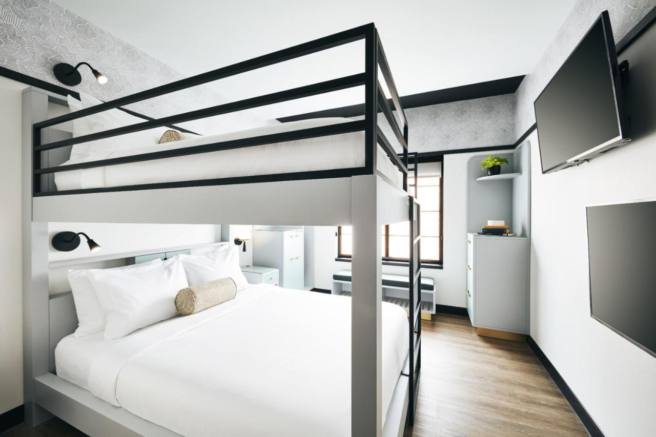 Guest room with 2 Queen bunk