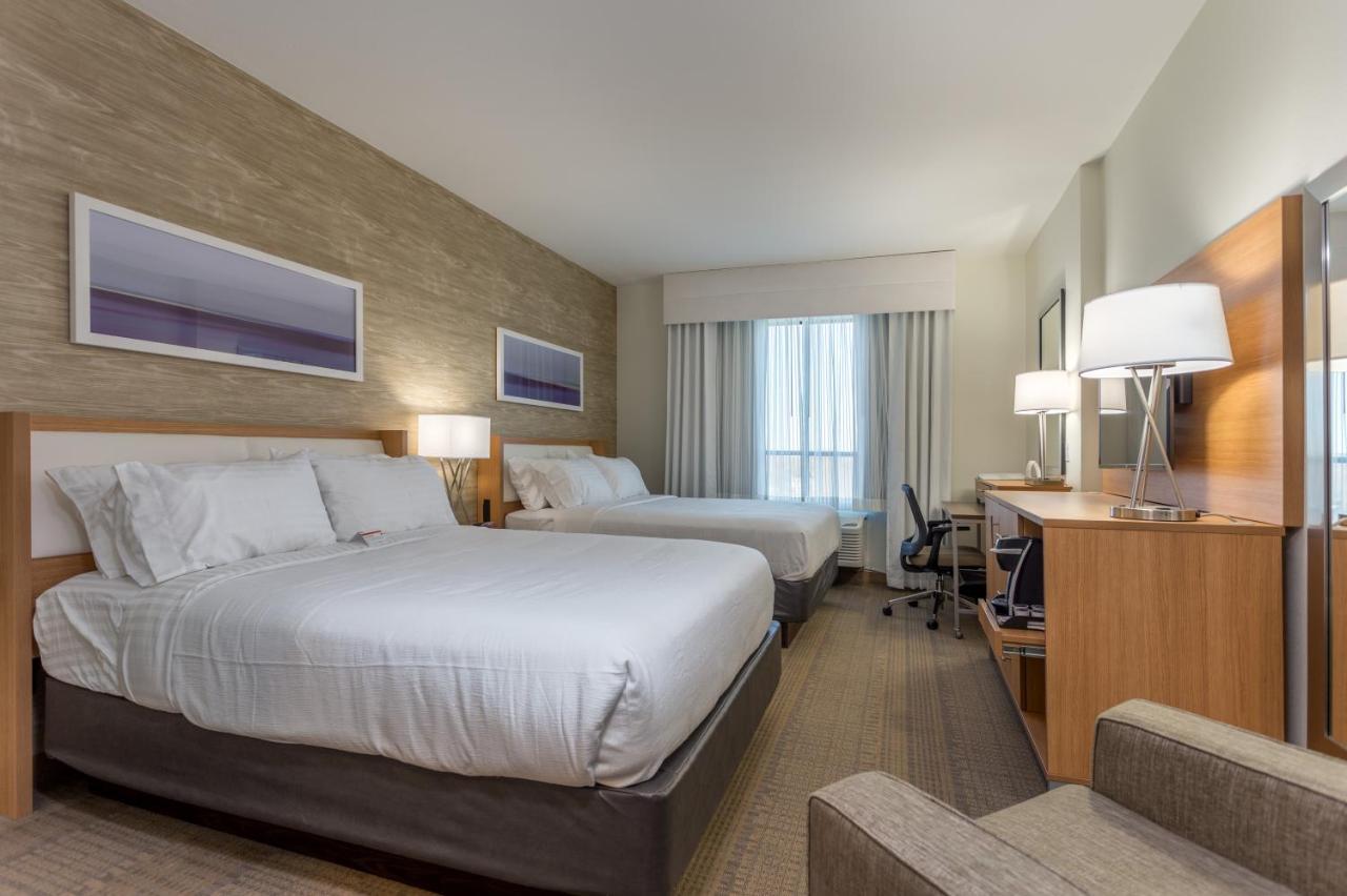 King Deluxe Room with Roll-in Shower - Hearing Accessible/Non-Smoking