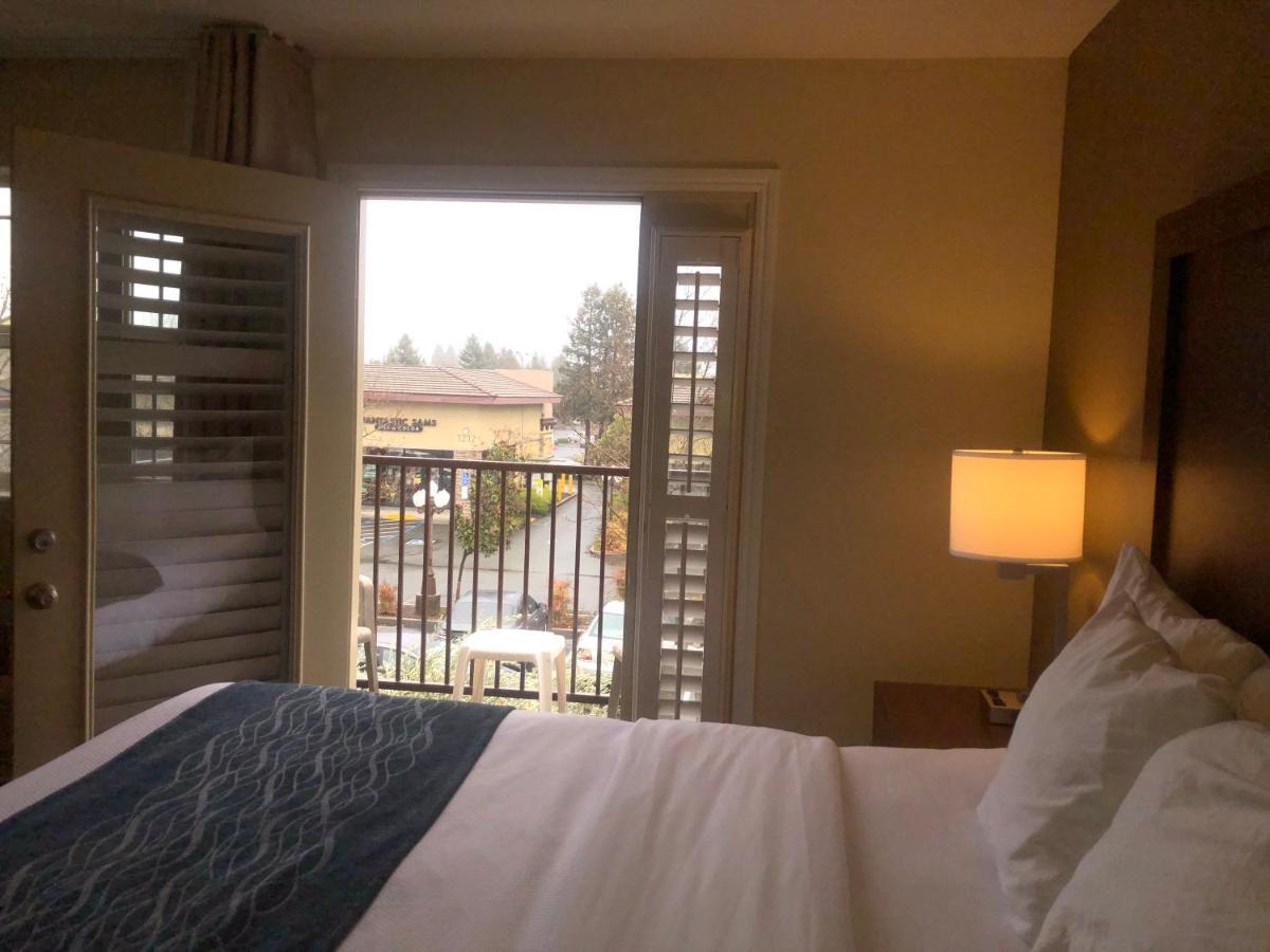 King Suite with Balcony - Non-Smoking