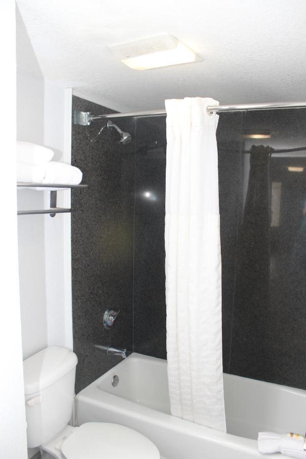 Queen Room Two Queen Beds City View Non-Smoking