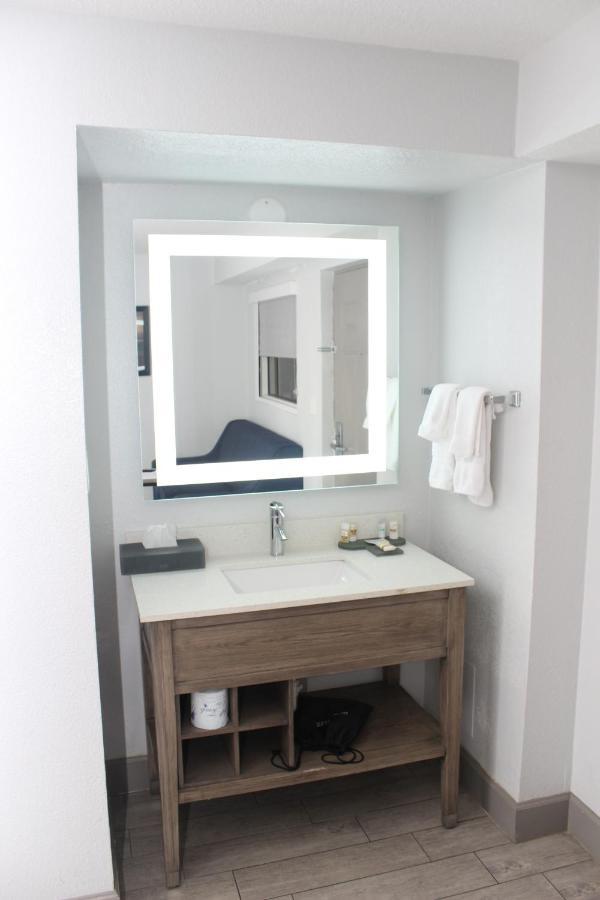 Queen Room Two Queen Beds City View Non-Smoking