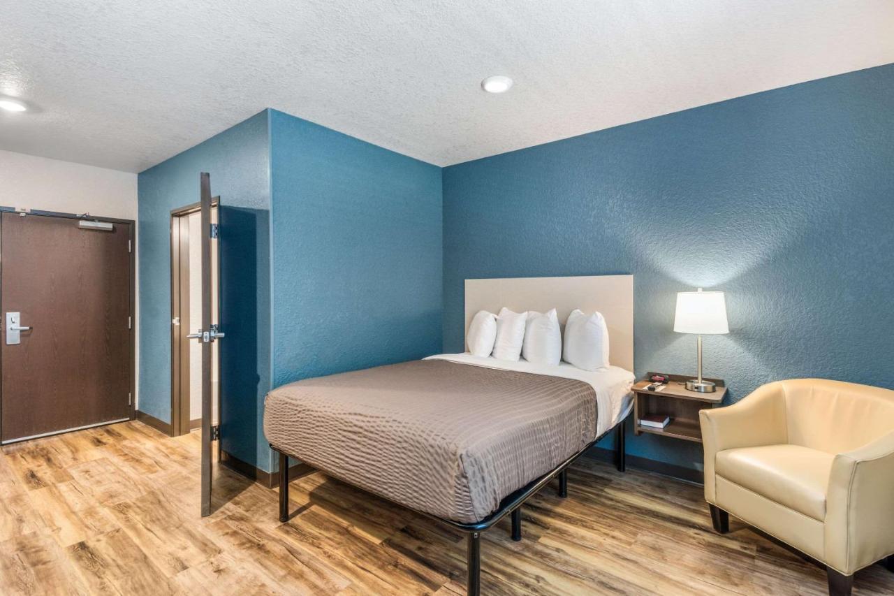 Queen Room Roll Shower Disability Access or Non-Smoking