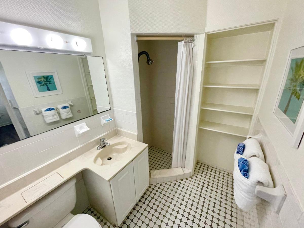 Queen Kitchenette