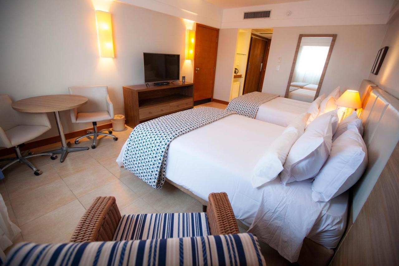 Quarto Superior com 2 Camas de Casal e Vista da Cidade