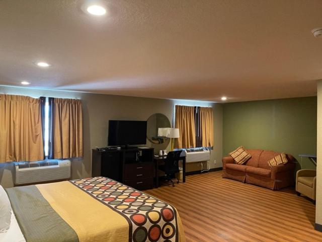 Deluxe King Suite
