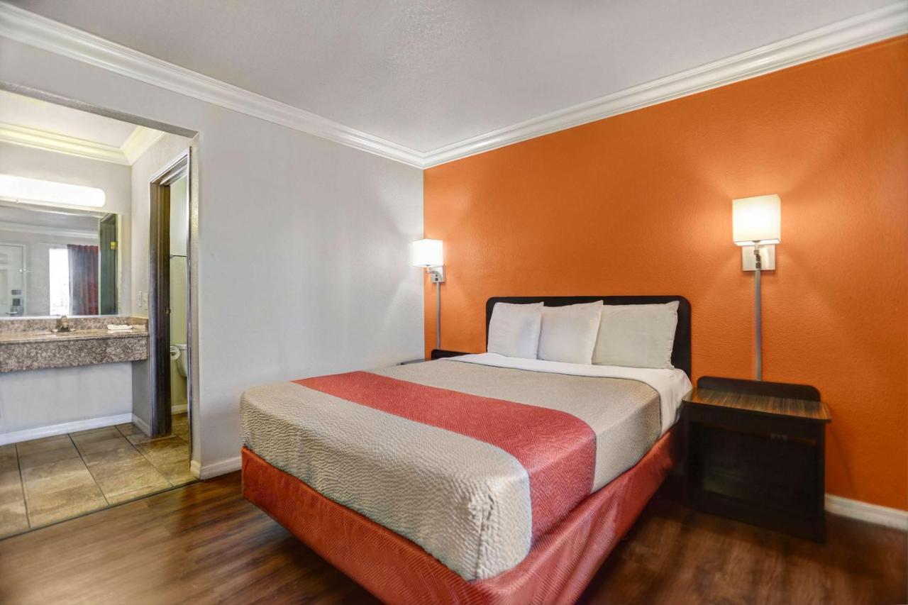 Deluxe Queen Room - Non-Smoking