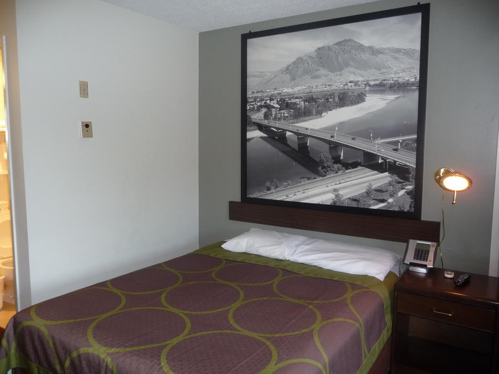 Queen Room - Pet Friendly/Non-Smoking