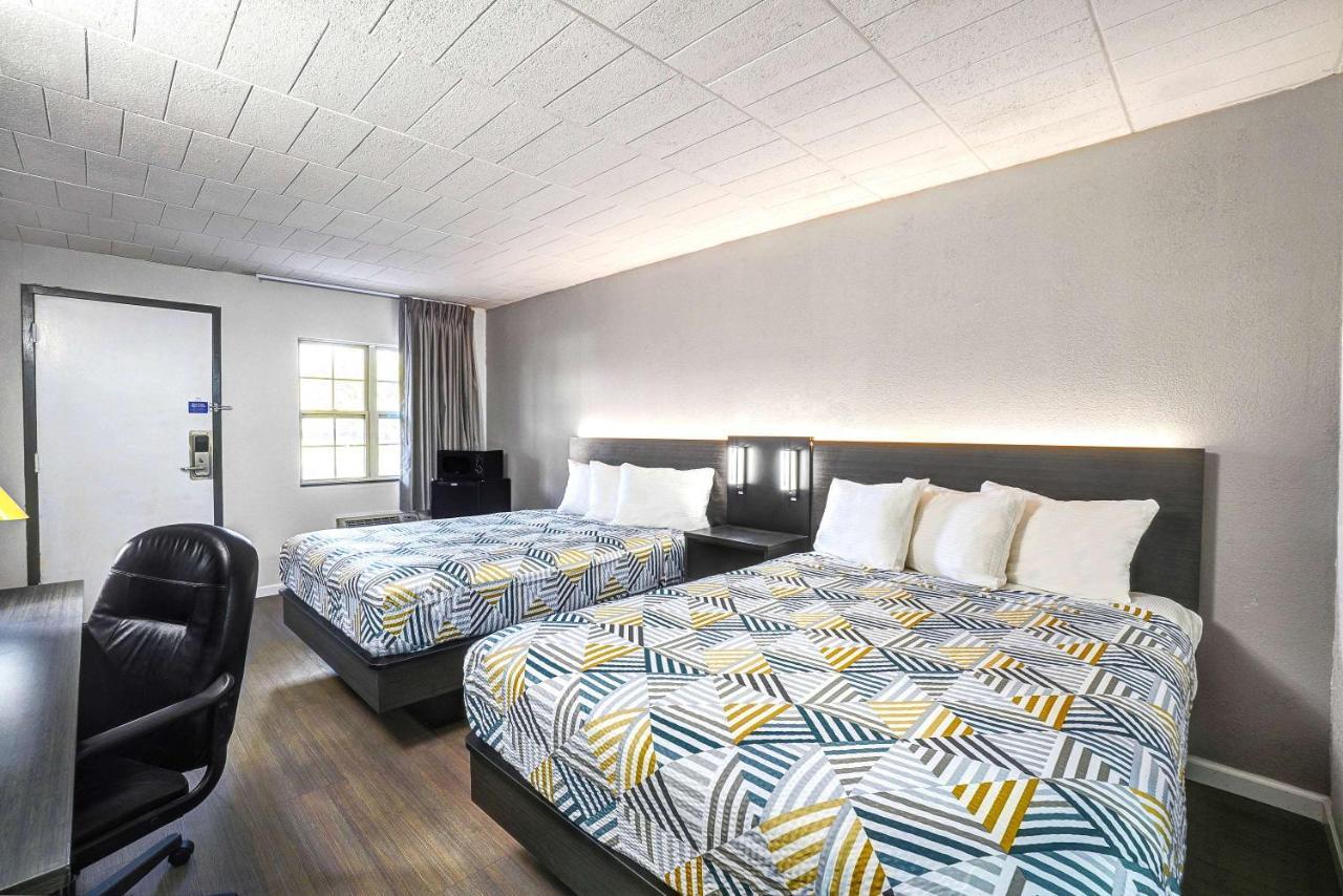 Deluxe Queen Room with Two Queen Beds - Non-Smoking