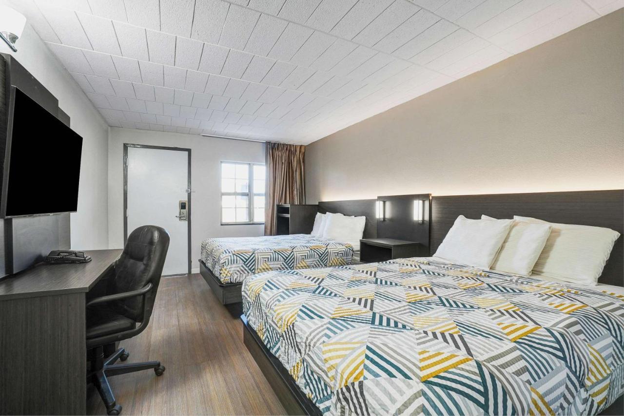 Queen Room with Two Queen Beds - Smoking