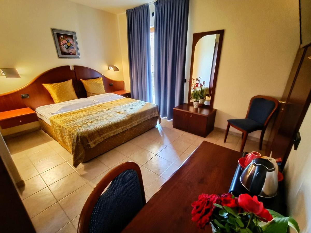 Deluxe Doppelzimmer mit See- und Poolblick