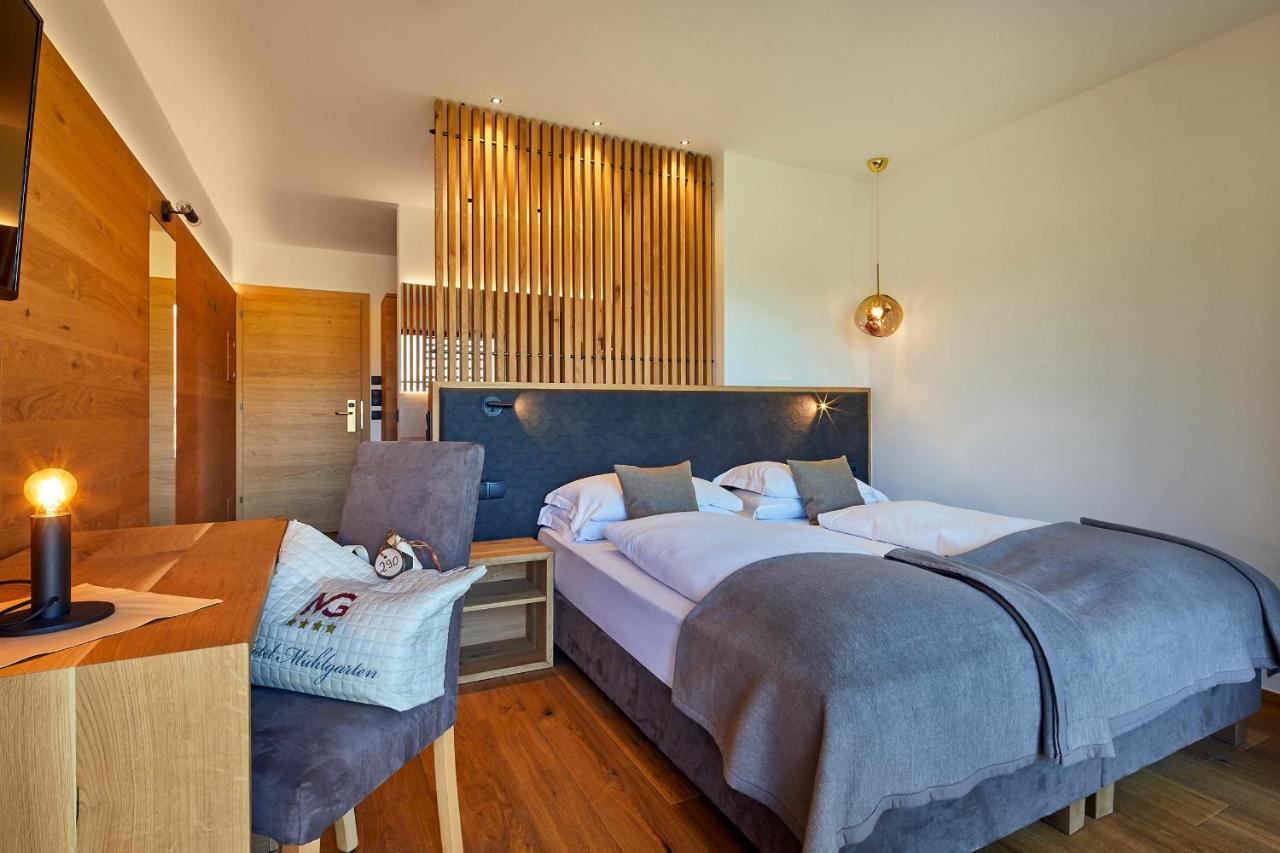 Zimmer mit Kingsize-Bett und Bergblick