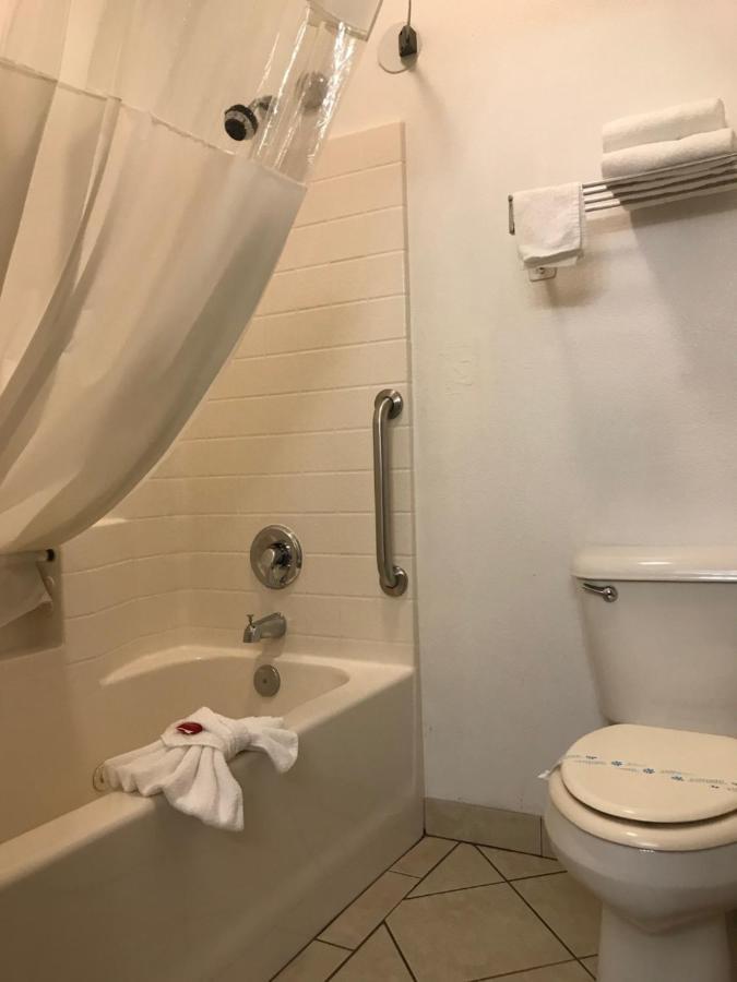 Queen Room Bath Tub Mobility Accessible or Non-Smoking,1115001135:JPEG